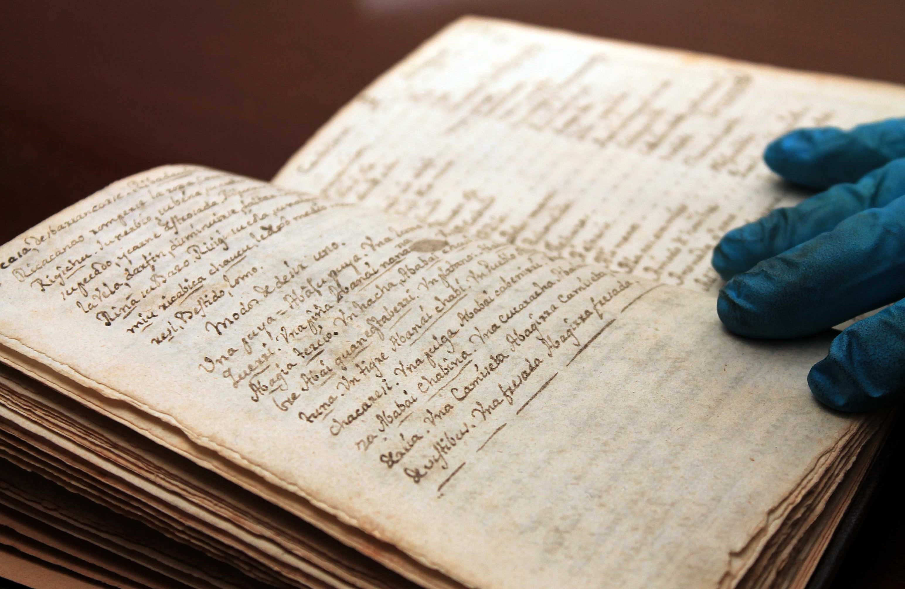 ‘Arte y Vocabulario de la lengua Achagua’ de Juan Rivero ( Edición de 1762). El achagua es una lengua indígena del pueblo achagua, de los que quedan aún pequeñas comunidades asentadas en La Hermosa (Casanare) y Puerto López (Meta). Este libro fue el primer diccionario achagua – español. Se sabe que posiblemente perteneció al vallecaucano José María Girón, estuvo por varios años fuera de la biblioteca nacional sin conocerse de su paradero y luego volvió a aparecer. Foto: Álvaro Tavera.