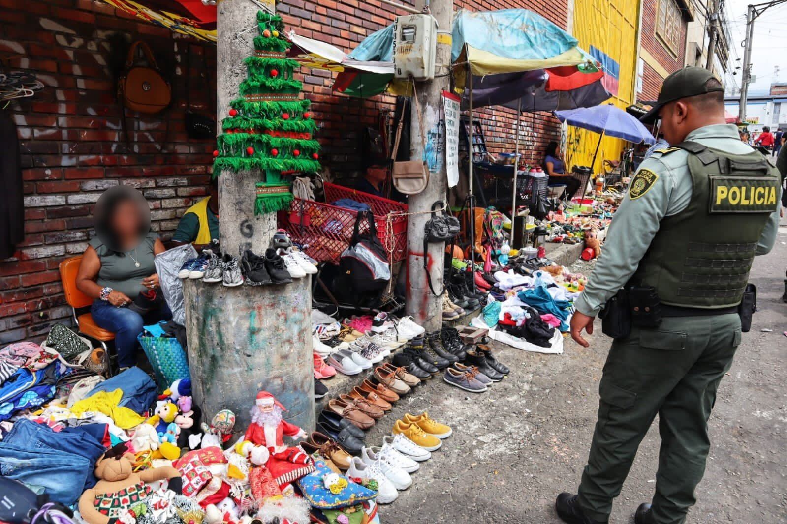 Venta de objetos usados en el mercado Las Pulgas.