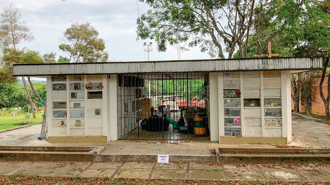 Como ya se había exhumado el número uno ubicado al costado externo, el equipo forense eligió el primero situado en el costado interno.