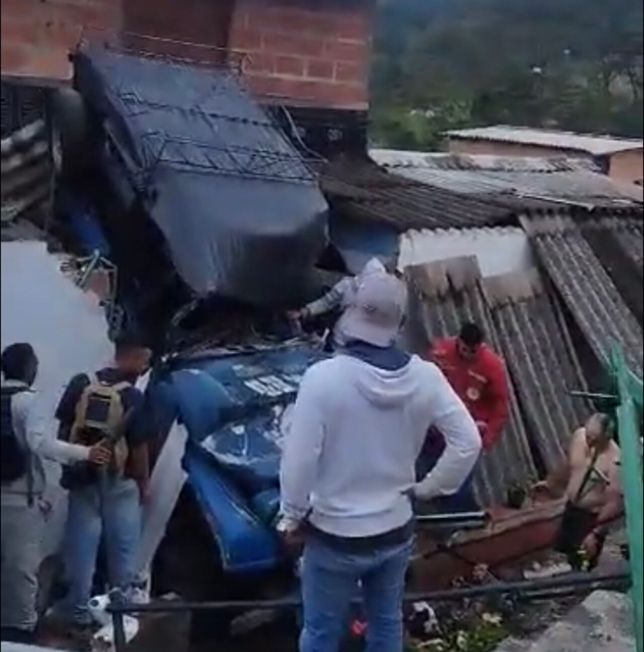 La emergencia fue atendida por el cuerpo de bomberos local, que logró el rescate del cuerpo del conductor que quedó aprisionado entre las latas del campero.