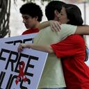 Estudiantes de la Universidad Americana de Beirut, se abrazan durante la jornada de “abrazos gratis: abrazar realmente no es contagioso”, una campaña con la que conmemoran el días de VIH en el campus en Beirut, Líbano. Miércoles 1 de diciembre de 2010. La campaña es una iniciativa para combatir la discriminación contra las personas infectadas de VIH.