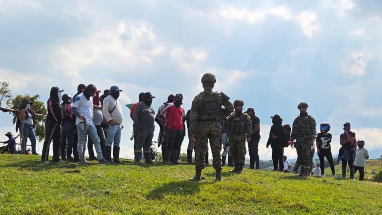 Tropas de la Tercera Brigada atienden una asonada en la que participan cerca de 200 personas.