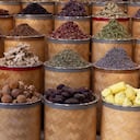 El agua de canela no solo tiene propiedades antiinflamatorias y antibacterianas, sino que favorece a disminuir los niveles de azúcar en la sangre.