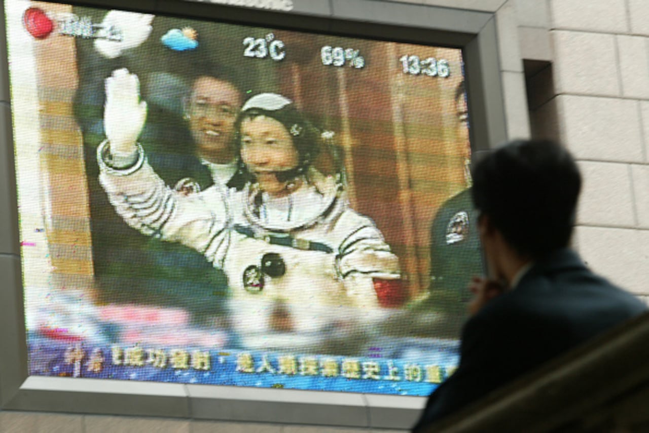 Yang Liwei antes de abordar el Shenzhou V, el 15 de octubre de 2003.