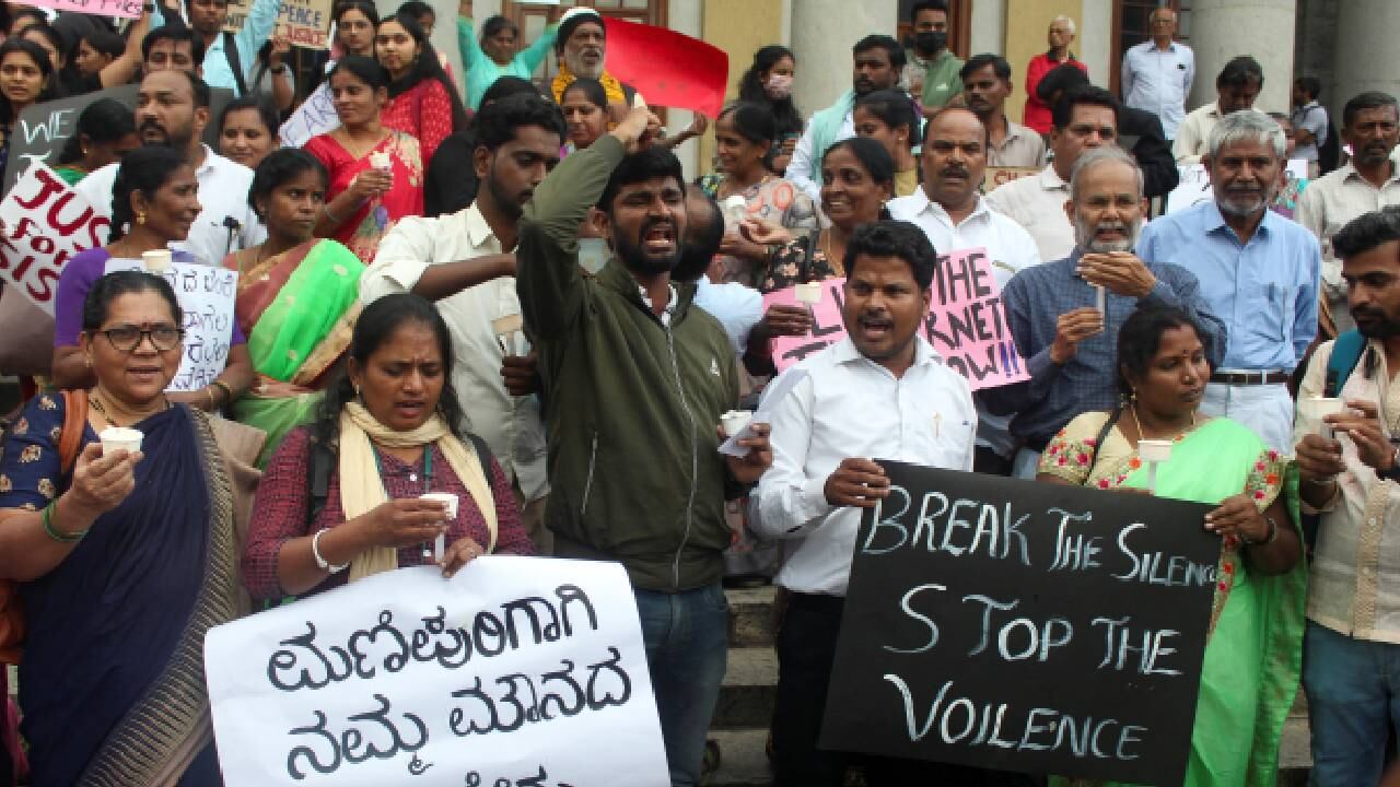 Protesta por la supuesta agresión sexual a dos mujeres en Manipur, India.