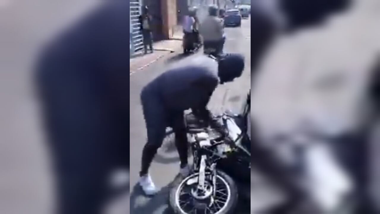 El hombre intentó prenderle fuego a su motocicleta.