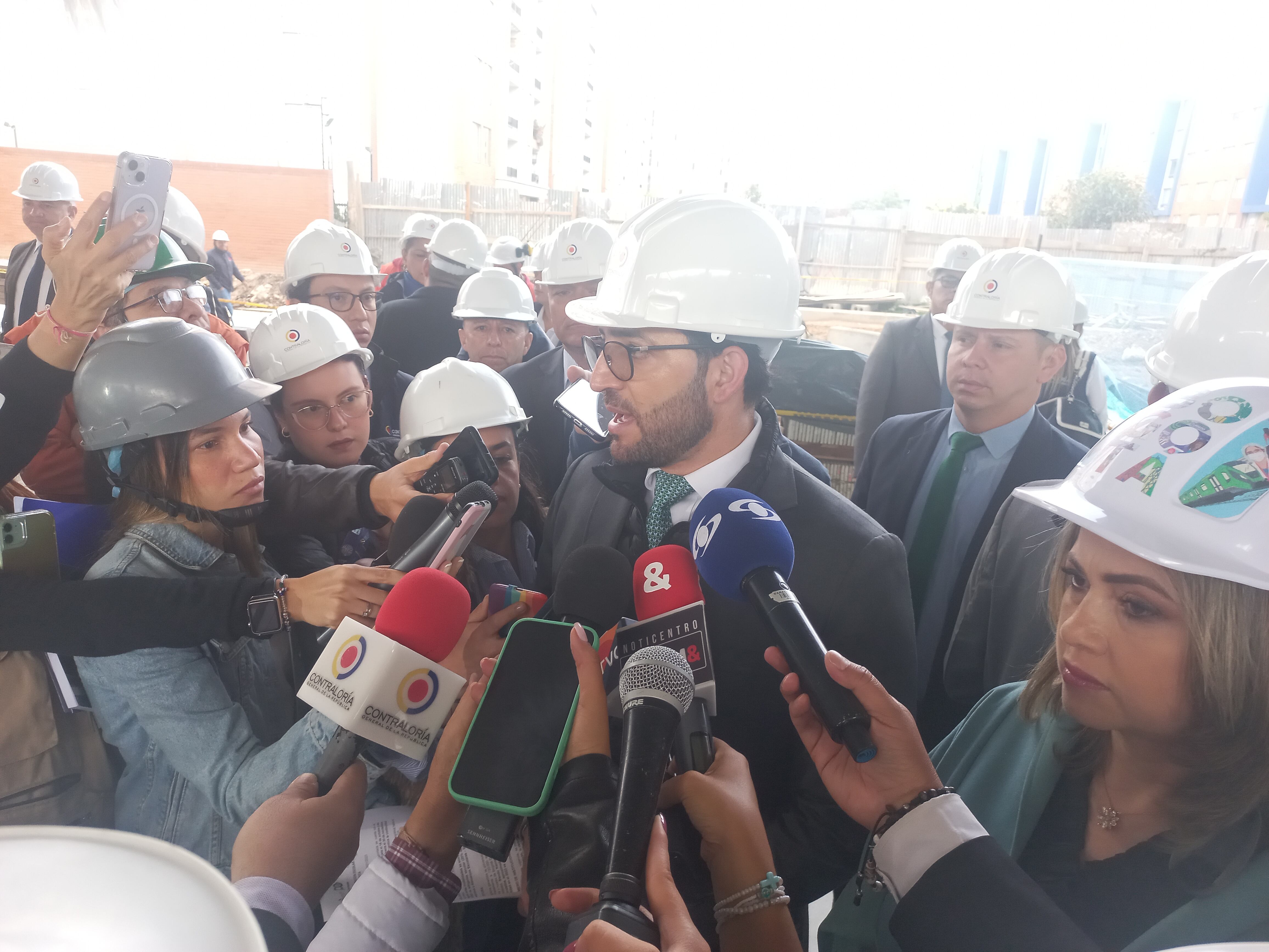 Vicecontralor en funciones de contralor General, Carlos Mario Zuluaga, y la secretaria de Educación, Edna Bonilla.