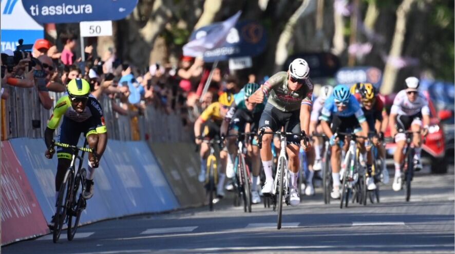 En un final emocionante y a pura velocidad, Biniam Girmay (Intermarché Wanty Gobert Materiaux) se adjudicó en un cerrado sprint la décima etapa del Giro de Italia 2022, luego de recorrer 196 kilómetros entre Pescara y Jesi. El español Juan Pedro López (Trek-Segafredo) se mantuvo como líder de la clasificación general.