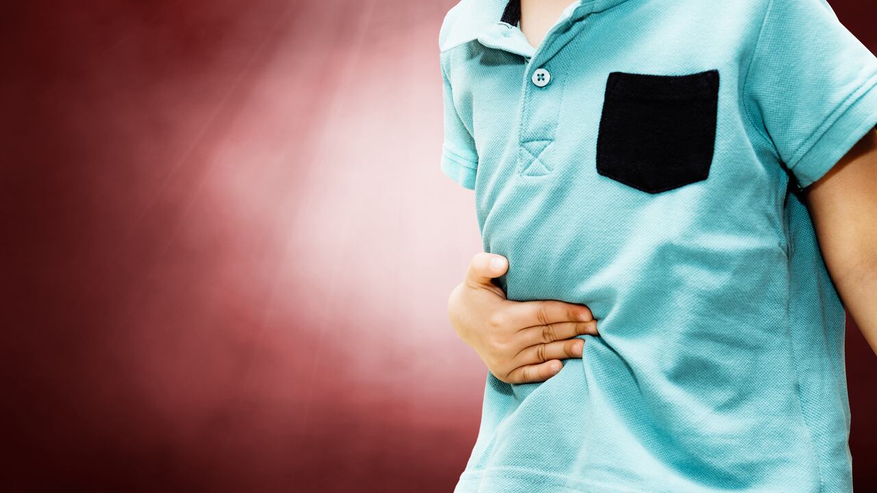 El dolor abdominal puede ser una señal clave de alerta.