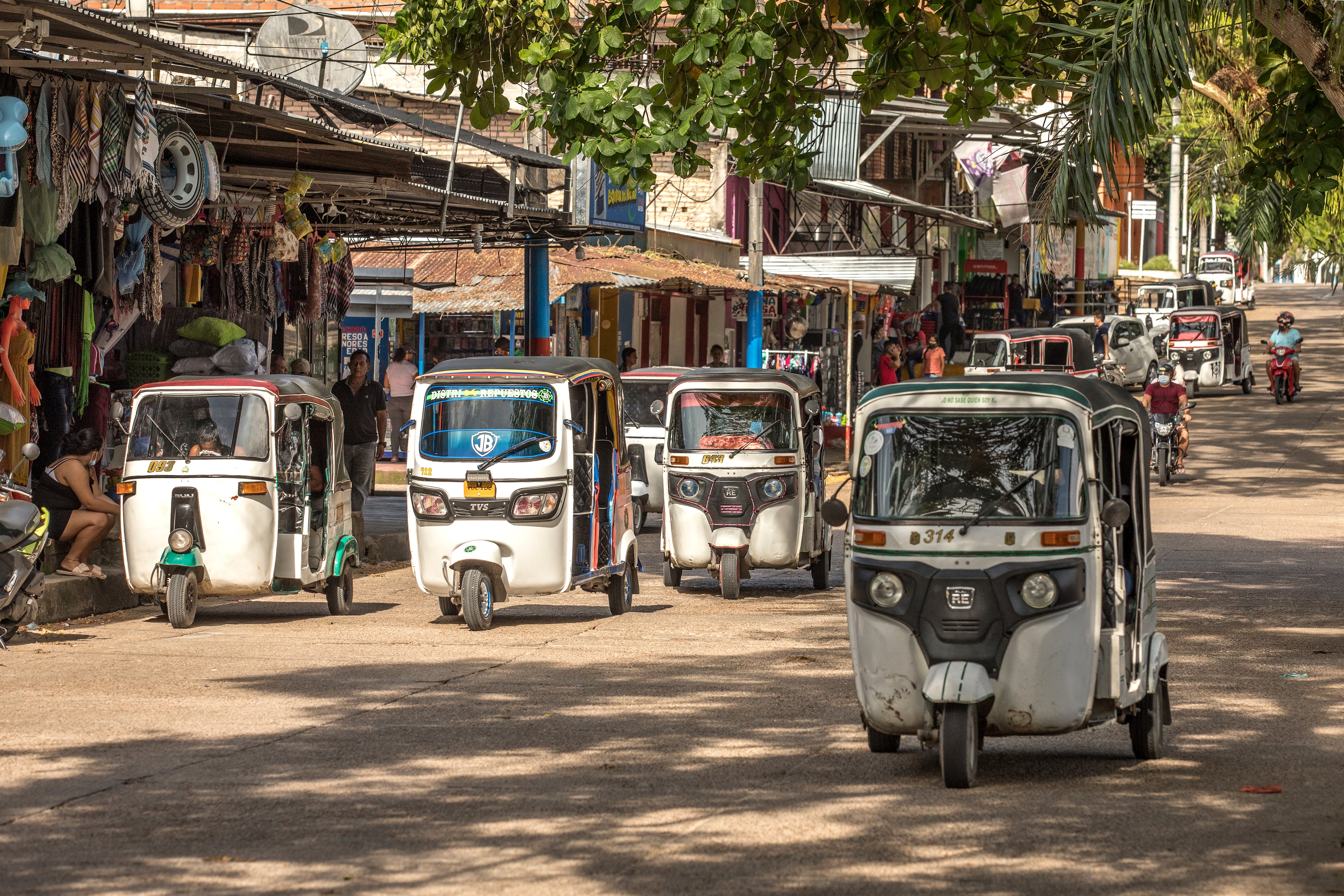 Debido a que no hay conexión terrestre con otras ciudades o municipios del interior, la llegada de vehículos a Inírida es costosa y compleja. Se realiza por vía fluvial en medio de planchones que llegan desde Puerto Nariño, Vichada, luego de un viaje por los ríos Orinoco, Guaviare e Inírida. Por este mismo medio se trae los motocarros, que al ser pequeños y compactos pueden transportarse en mayores cantidades al igual que las motos.