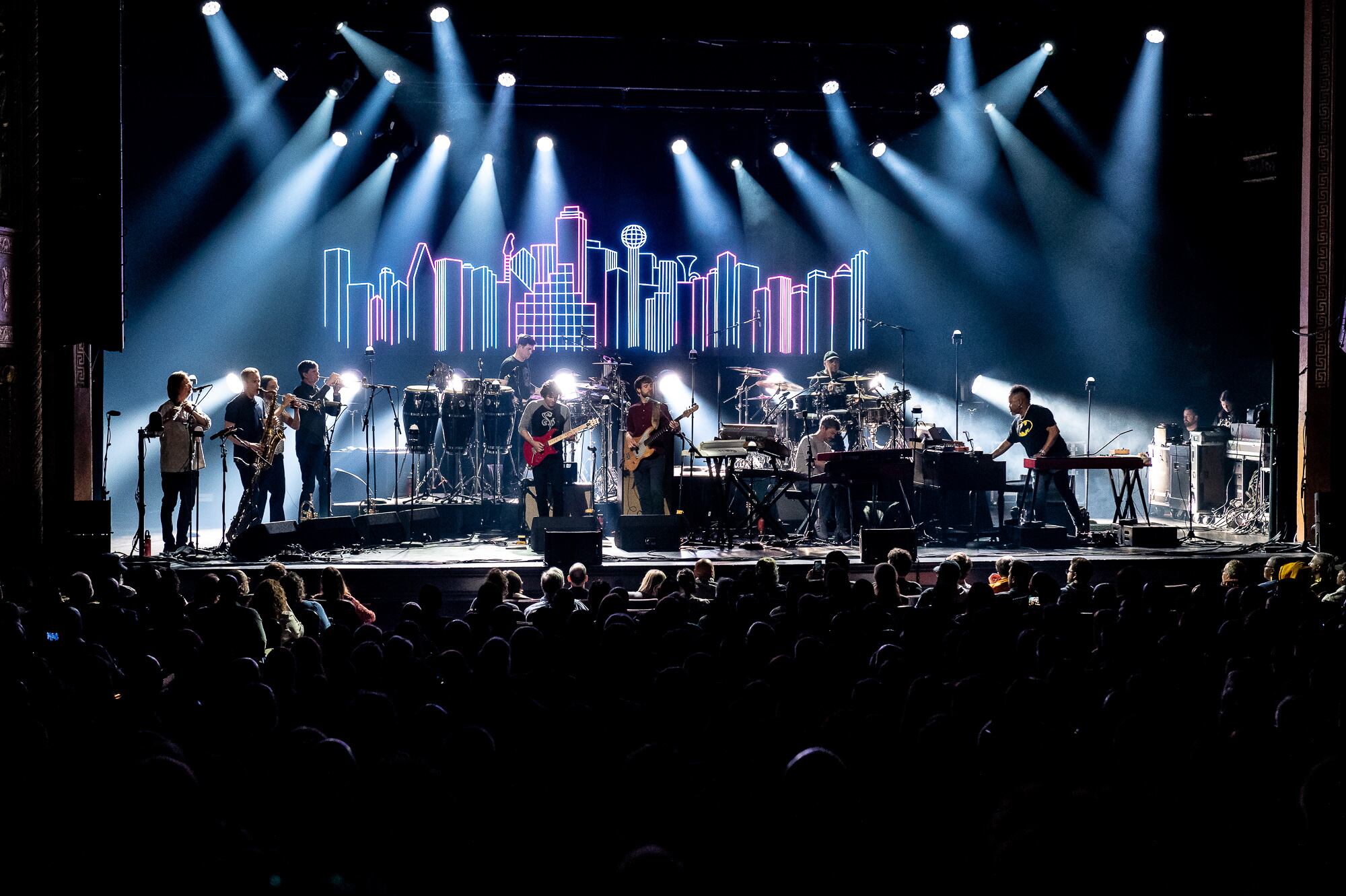 Radicada en Brooklyn, Nueva York, esta banda de fusión instrumental, se define como un colectivo de músicos de gran nivel que se juntan para disfrutar y hacer música sin prejuicios. Además, su dinámica mezcla las experiencias y el bagaje de cada miembro para obtener como resultado un sonido único.