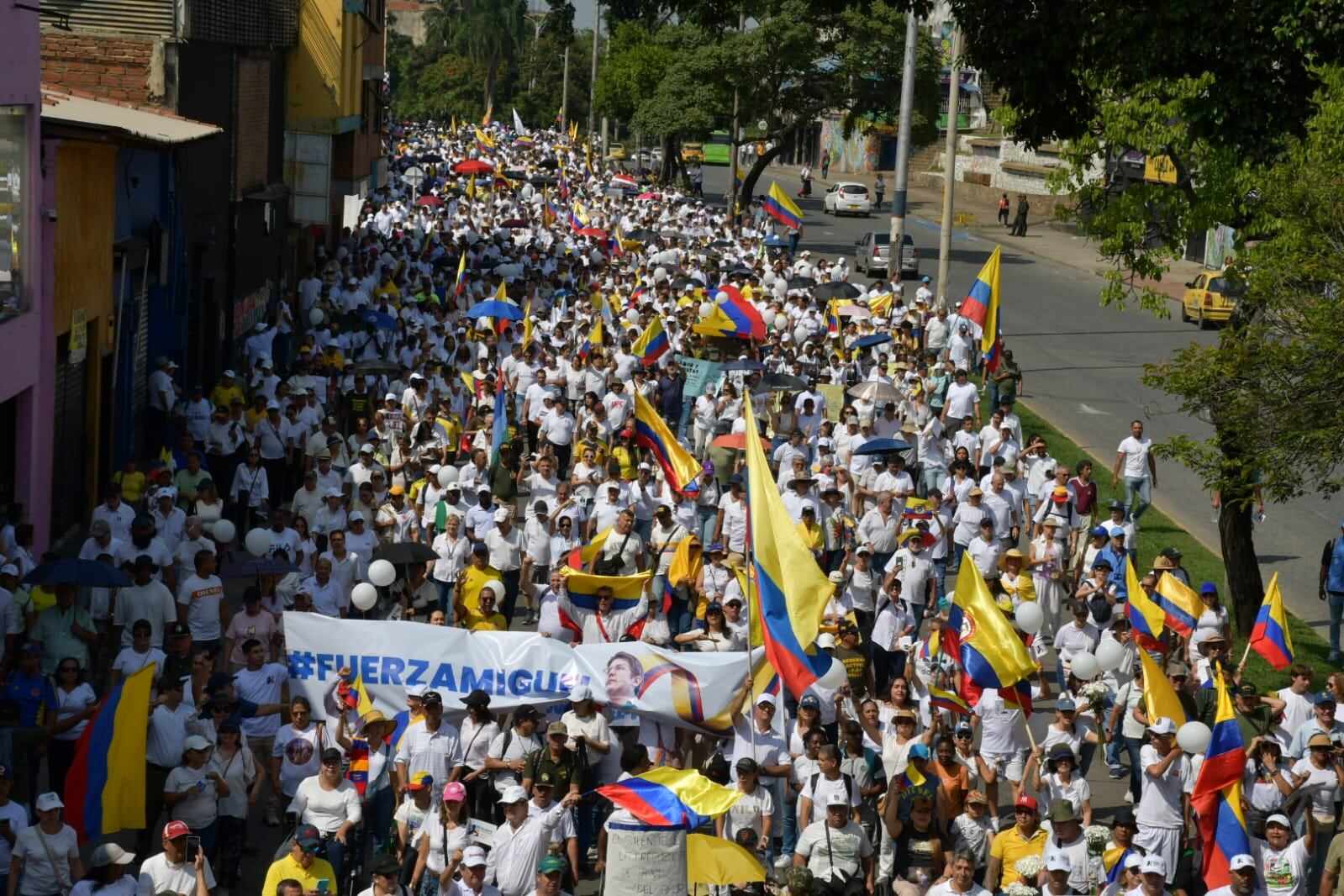 Con multitudinaria participación, así se vivió la Marcha del Silencio en la ciudad, en rechazo a la violencia y el ataque a Miguel Uribe.