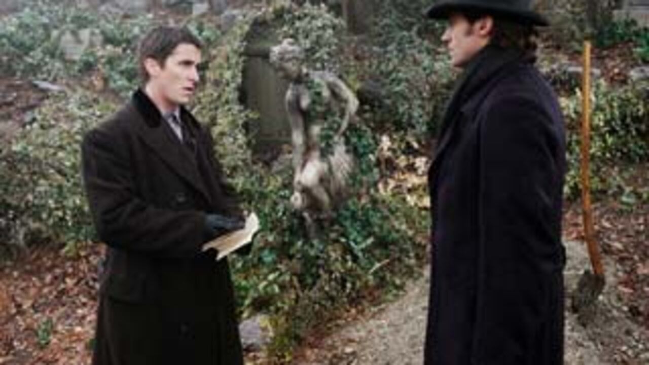 El profesor (Christian Bale) y El gran Danton (Hugh Jackman) buscan desesperadamente un truco que los lleve a la inmortalidad