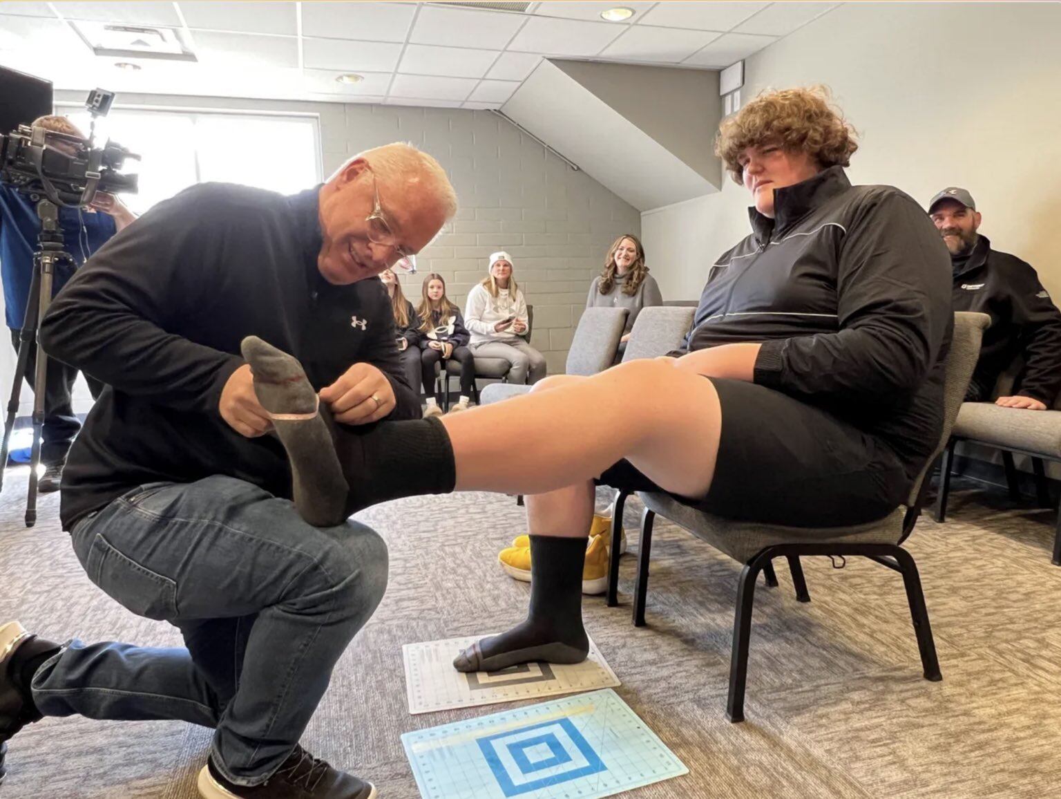 Algunas marcas han conocido la historia y han prometido que le ayudarán al joven.