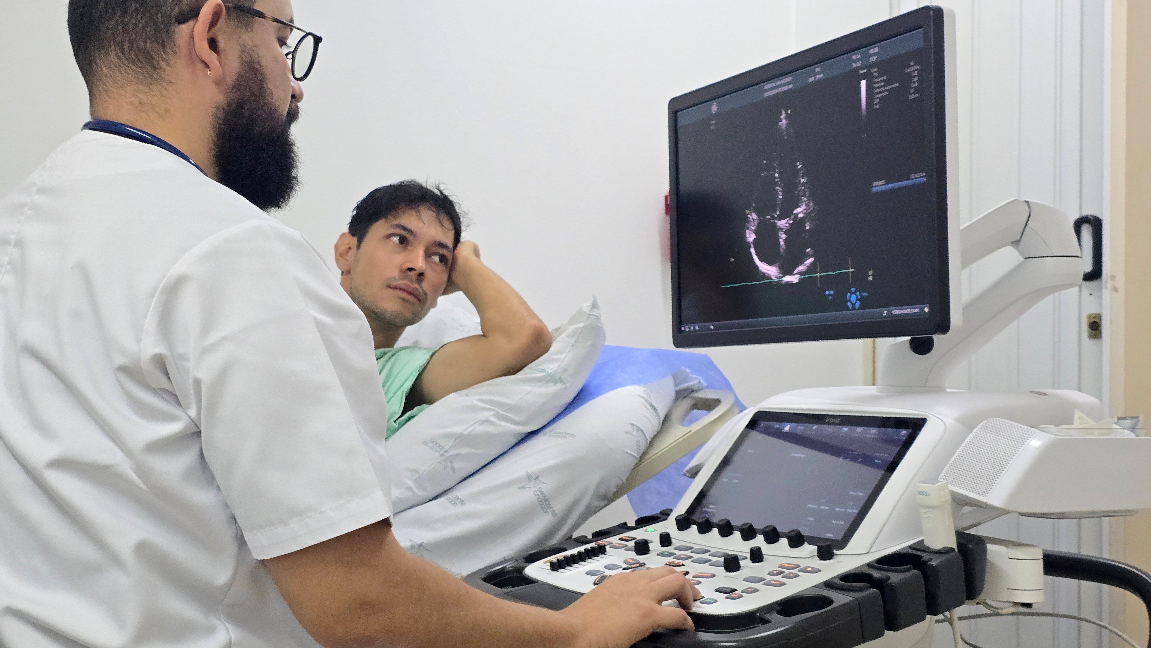 Especialistas alertan que la euforia, la tensión y el estrés durante los partidos de fútbol pueden aumentar el riesgo de infartos, arritmias y síndrome del corazón roto en personas vulnerables.