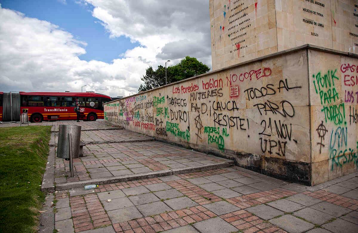 Decenas de grafitis fueron pintados sobre el monumento a Los Héroes durante la noche del jueves. Foto:  Bani Gabriel Ortega
