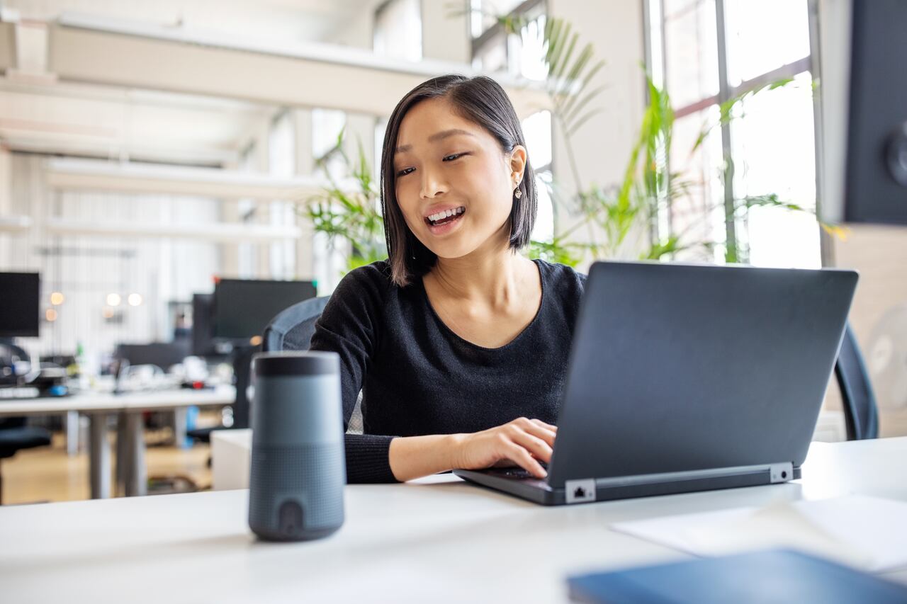 La personalización también permite a los usuarios controlar cómo Google Assistant maneja sus datos personales y de voz.
