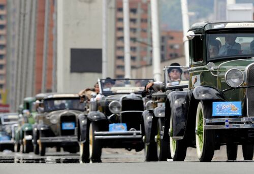 En la Feria de las Flores de Medellín, este fin de semana fue el turno para los autos clásicos y antiguos. En total, 297 carros y 100 bicicletas antiguas se tomaron las calles de la ciudad desde el sur, para un total de 36 kilómetros de recorrido. Vehículos de diez ciudades del país llegaron para participar de la versión número 13.
