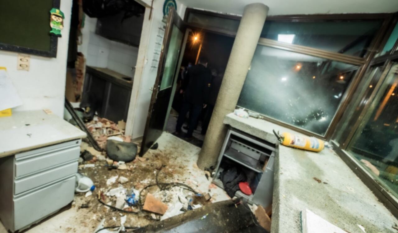 Al parecer la carga explosiva era de gran calibre, debido a los daños materiales que causó en el CAI y sus alrededores