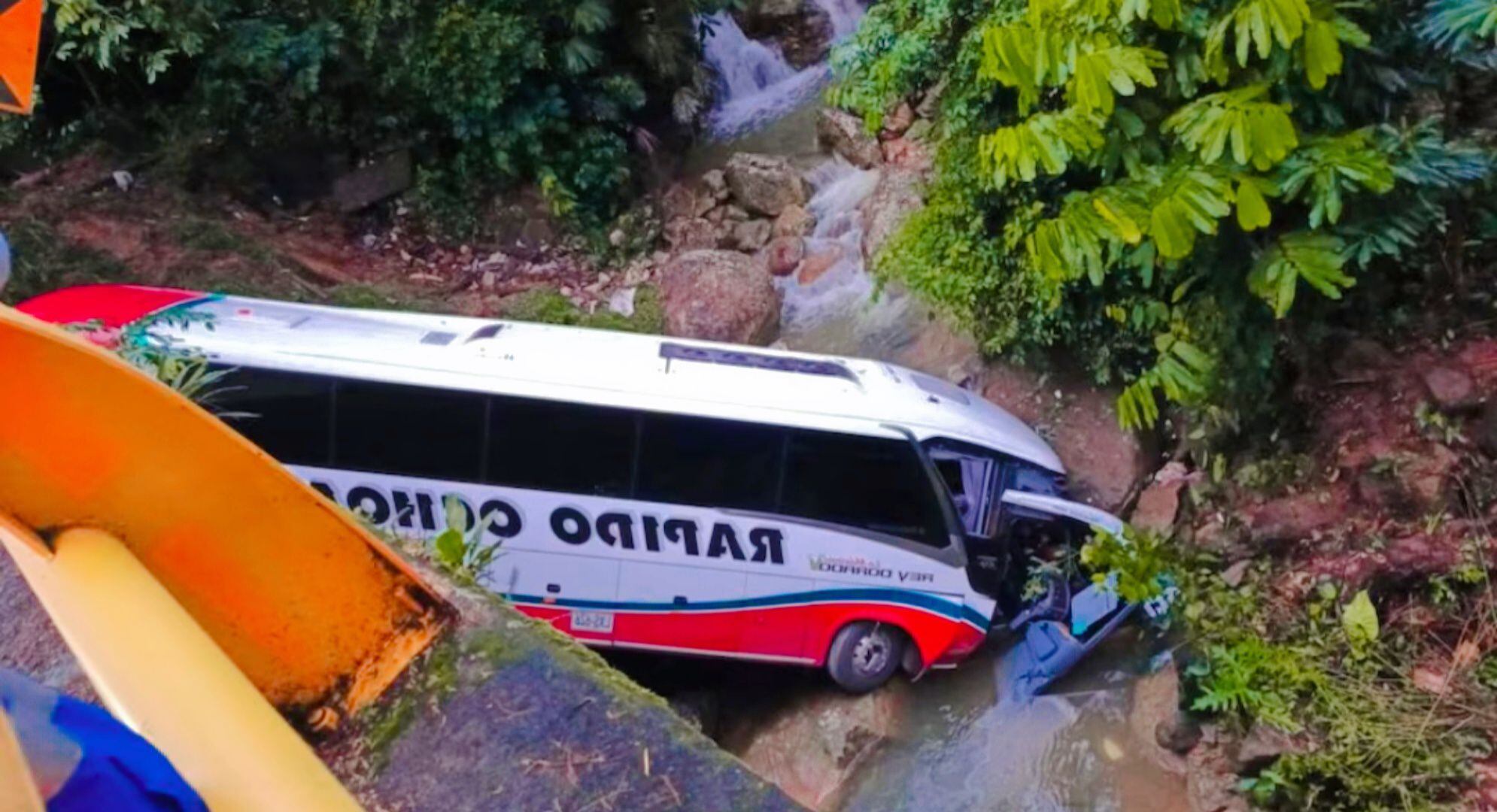 La emergencia vial ocurrió en la madrugada de este sábado 4 de enero en la Autopista Medellín, jurisdicción de San Luis, Antioquia.  Bus de Rápido Ochoa se fue por un precipicio Reportan tres personas fallecidas.