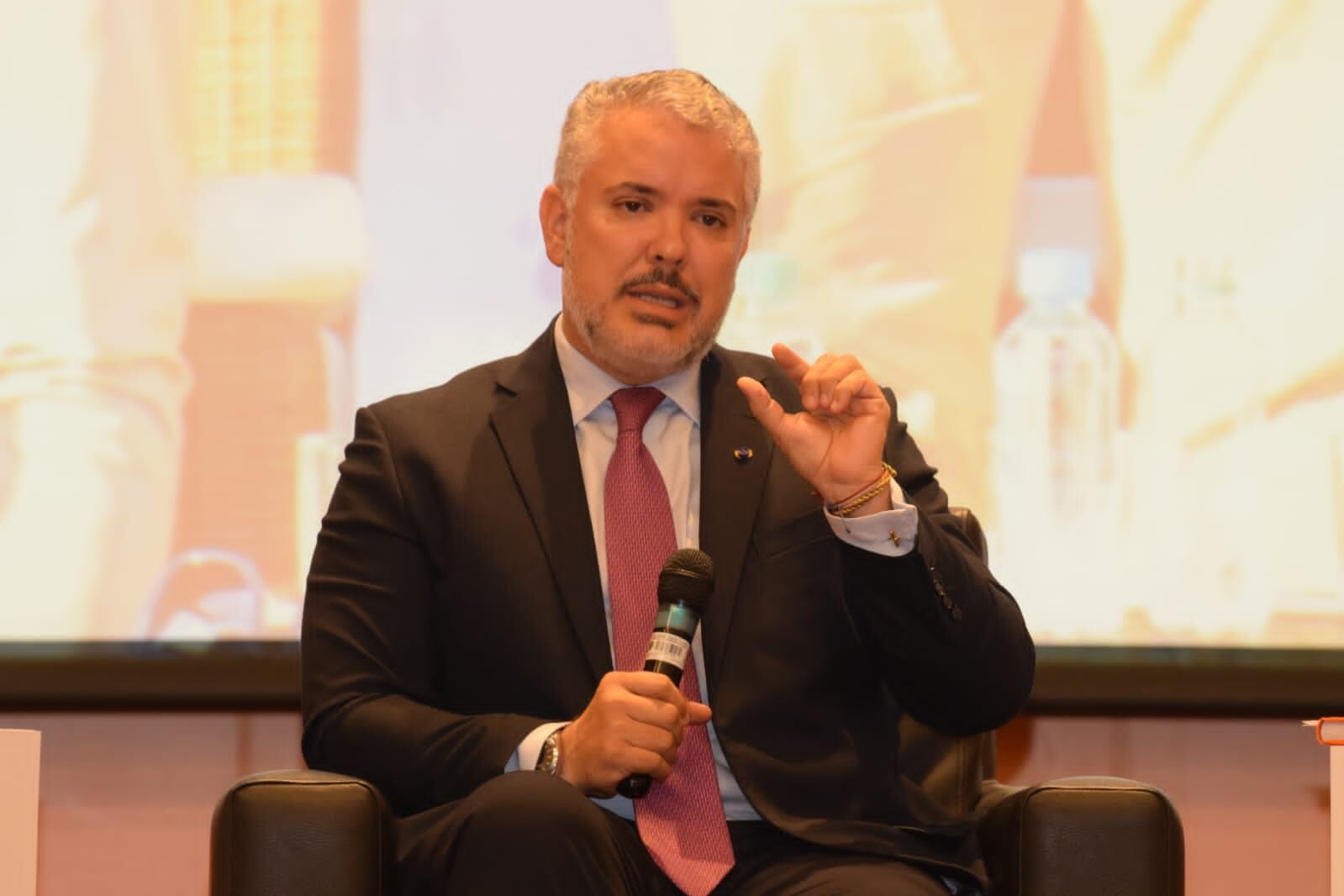 El expresidente Iván Duque durante la presentación de su libro 'Duque, su presidencia', este martes, en Bogotá.