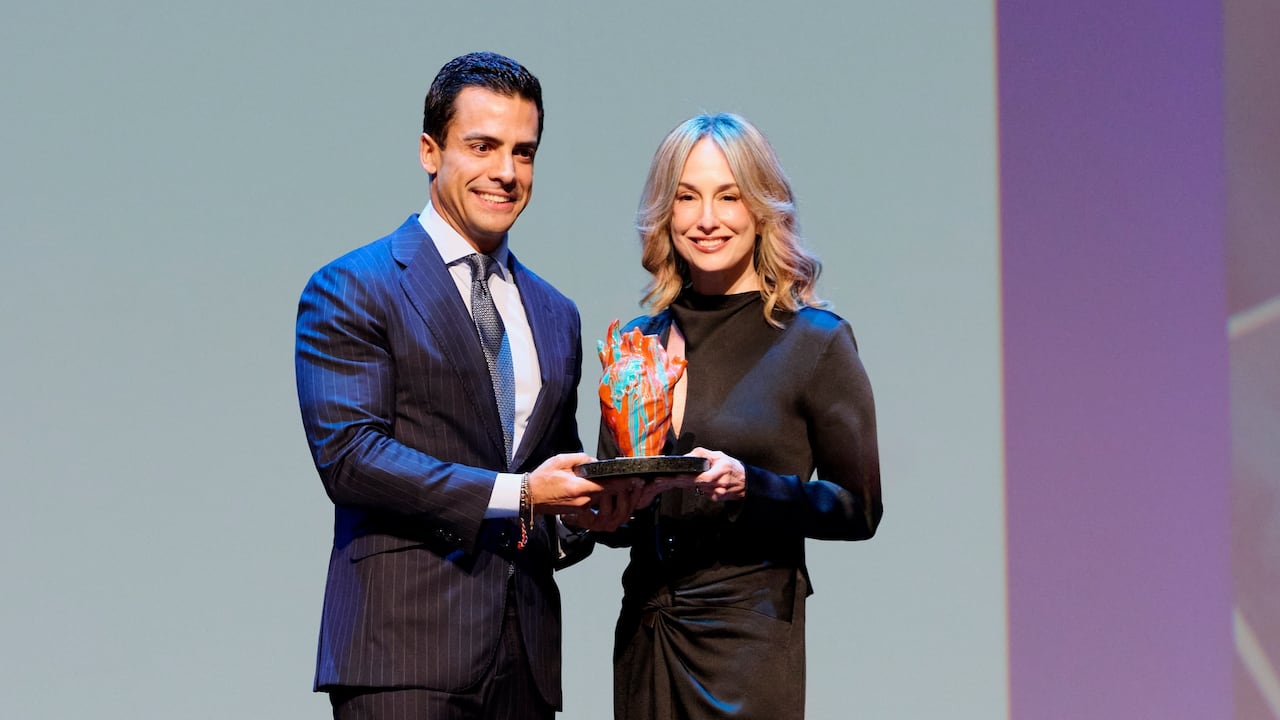 Silvia Tcherassi recibió el Premio Influencia Hispana en la categoría de Moda, un reconocimiento que destaca su trayectoria, proyección internacional y aporte a la identidad y al talento hispano. El premio fue entregado en los Teatros del Canal de Madrid.