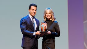 Silvia Tcherassi recibió el Premio Influencia Hispana en la categoría de Moda, un reconocimiento que destaca su trayectoria, proyección internacional y aporte a la identidad y al talento hispano. El premio fue entregado en los Teatros del Canal de Madrid.