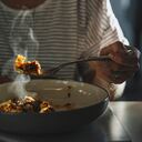 Hombre adquirió infección bacteriana con doloroso desenlace tras ingerir tallarines recalentados en Estados Unidos.