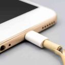 Derechos de autor de la imagenGETTY IMAGES Image caption Un cable roto puede ser una amenaza para tu teléfono (y para ti).