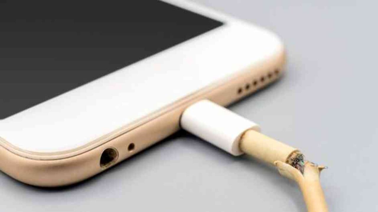 Derechos de autor de la imagenGETTY IMAGES Image caption Un cable roto puede ser una amenaza para tu teléfono (y para ti).
