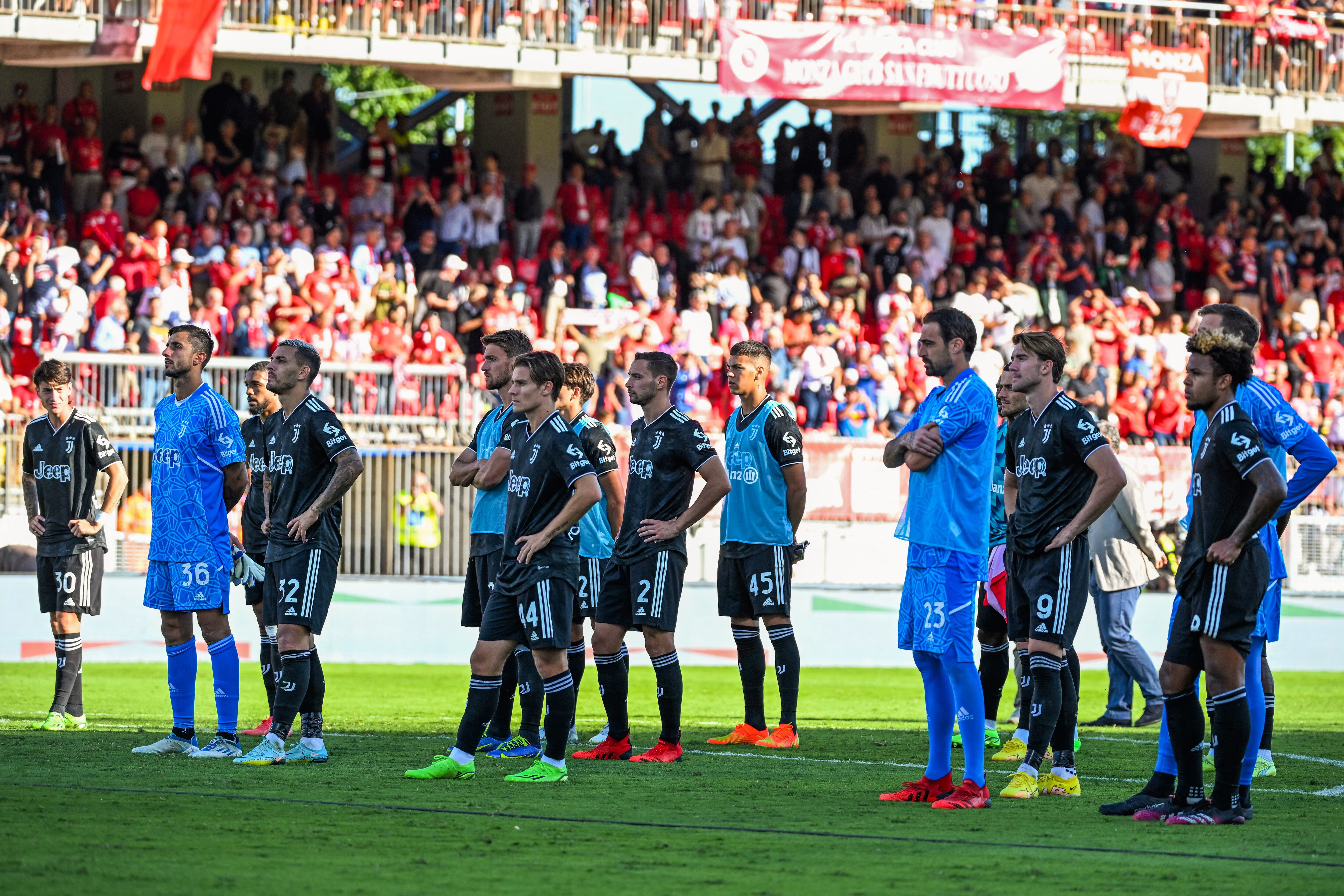 Juventus players react towards their fans at the end of the Italian Serie A football match between Monza and Juventus on September 18, 2022 at the Brianteo stadium in Monza. (Photo by MIGUEL MEDINA / AFP)