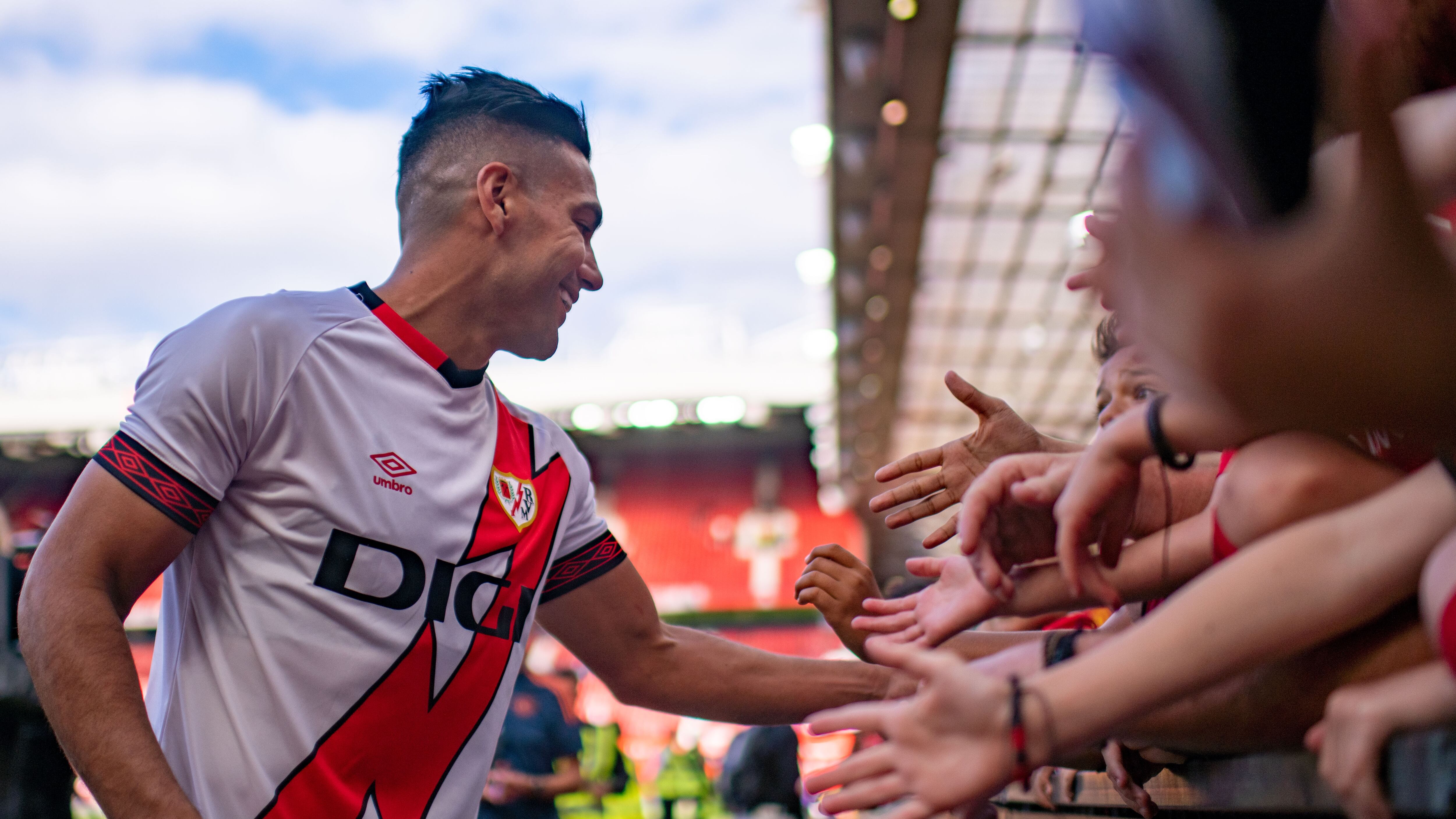 Falcao saluda a hinchas de Manchester United en Old Trafford