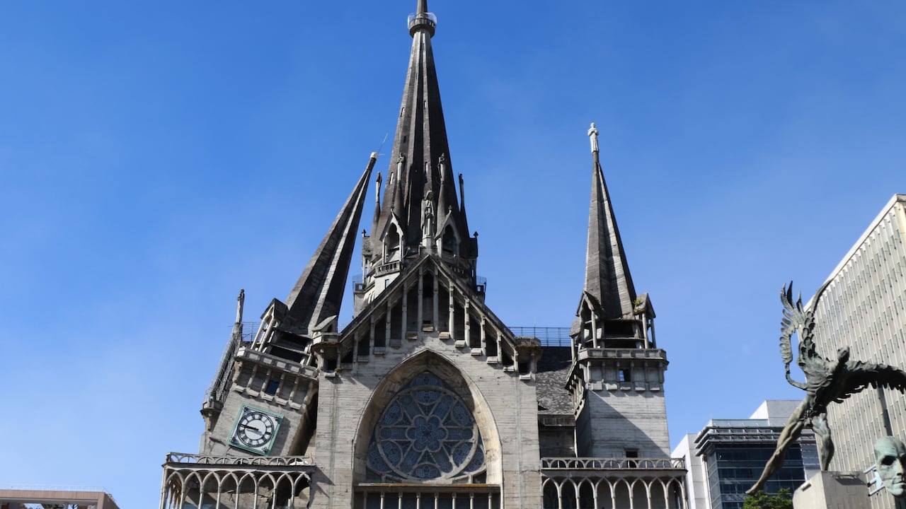 La cúpula de la Catedral de Manizales se derrumbó parcialmente después de que un terremoto azotara Manizales, Colombia, el lunes 10 de agosto de 2026. (AP Photo/Andrés Valencia)