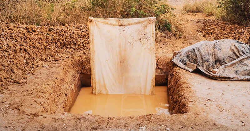 'Tela sumergida en pozo de un chircal de Juan Frío' (2019), Teresa Margolles.