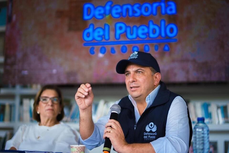 Carlos Camargo, defensor del Pueblo. De fondo, la procuradora general, Margarita Cabello