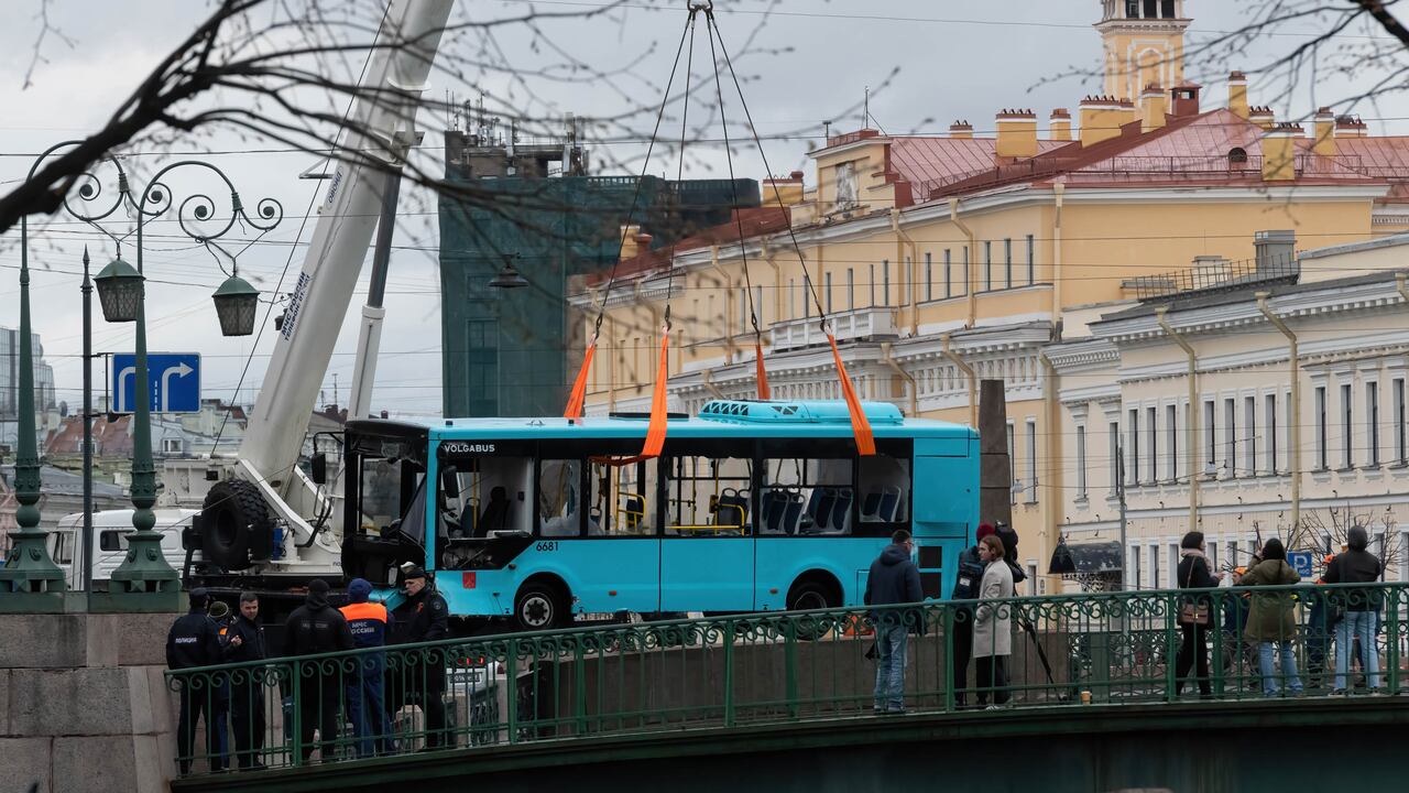 En San Petersburgo, Rusia, un autobús de pasajeros se hundió en el río Moyka después de estrellarse contra la valla de un puente.