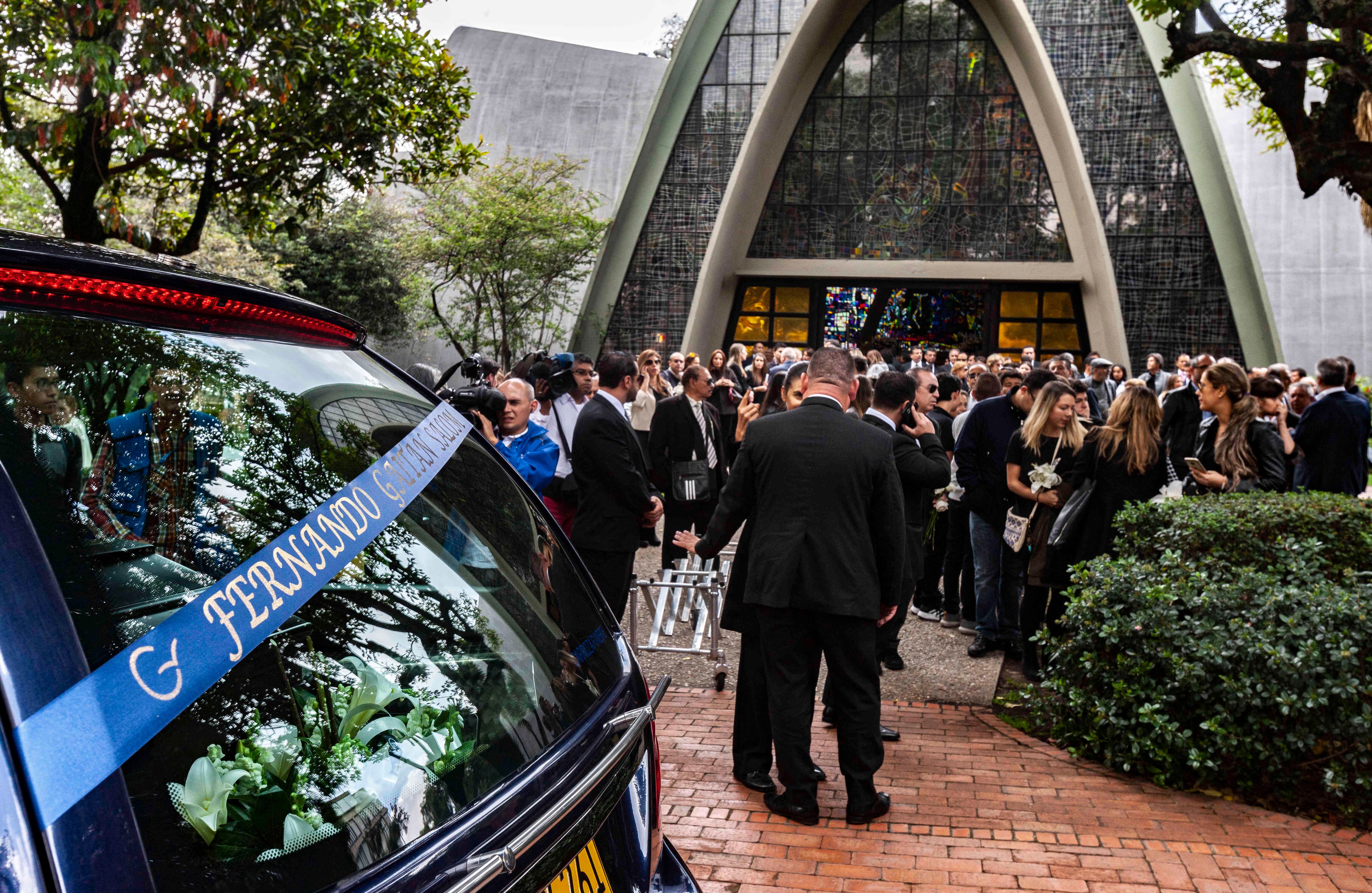Pasadas las 11:30 de la mañana el ataúd del libretista arribó a la capilla en medio de las lágrimas de los asistentes. Al ingresar al recinto se escuchó la canción 'My Way' de Frank Sinatra. 