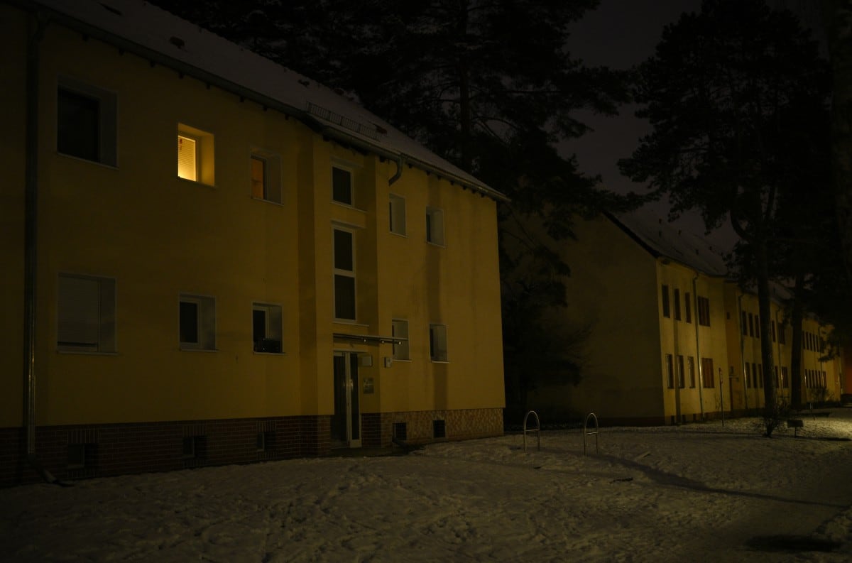 Edificios residenciales con poca iluminación se ven en el distrito de Schlachtensee durante el enorme corte de energía en el suroeste de la capital alemana la tarde del 6 de enero de 2026, después de un incendio provocado el 3 de enero de 2026 en cables de alta tensión en un puente cerca de la central eléctrica de Lichterfelde en el canal Teltow en Berlín. La ira está hirviendo en partes de Berlín donde un ataque incendiario reivindicado por un grupo de extrema izquierda ha provocado un apagón que ha sumido a decenas de miles de personas en una oscuridad helada en pleno invierno. El corte de energía en el frondoso suroeste de la capital alemana, que también detuvo los trenes locales y obligó al cierre de tiendas, escuelas y hospitales, ha generado dudas sobre cuán resistente es el país al sabotaje de su infraestructura crítica. (Foto de RALF HIRSCHBERGER / AFP)