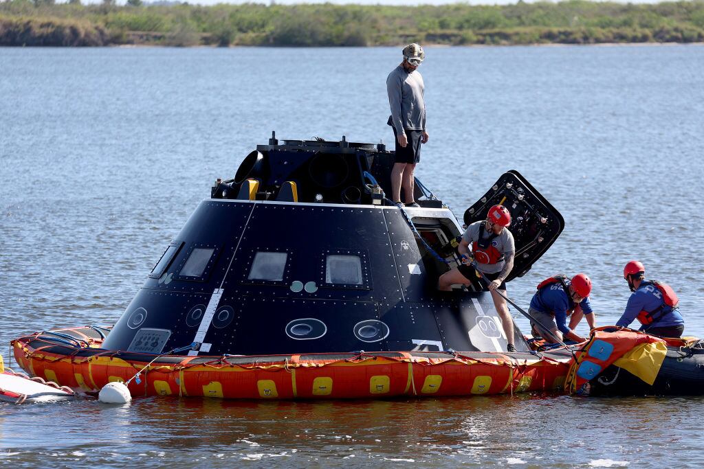 La tripulación de Orion será trasladada uno a uno a un barco tras salir de la cápsula.