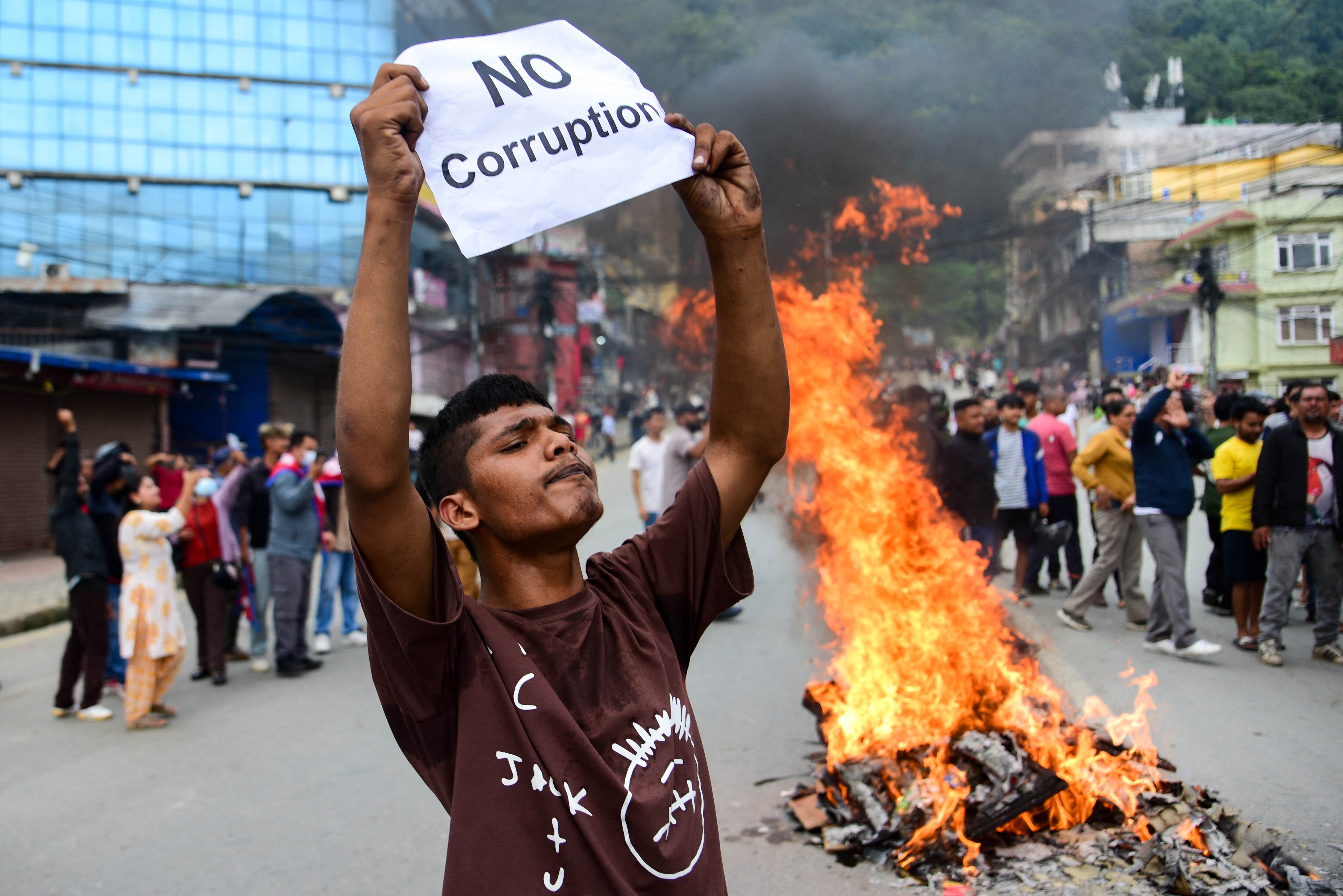 Un manifestante grita consignas durante las protestas contra el asesinato de 19 personas tras manifestaciones anticorrupción durante un toque de queda en Katmandú, Nepal, el 9 de septiembre de 2025. (Foto de Safal Prakash Shrestha/NurPhoto) (Foto de Safal Prakash Shrestha/NurPhoto vía AFP)