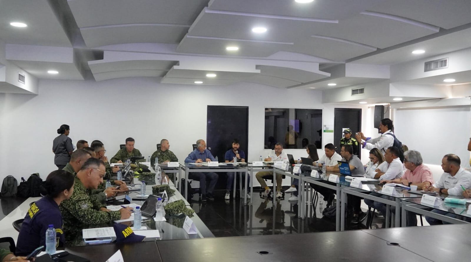 Consejo de seguridad junto al ministro de Defensa y la Policía Nacional