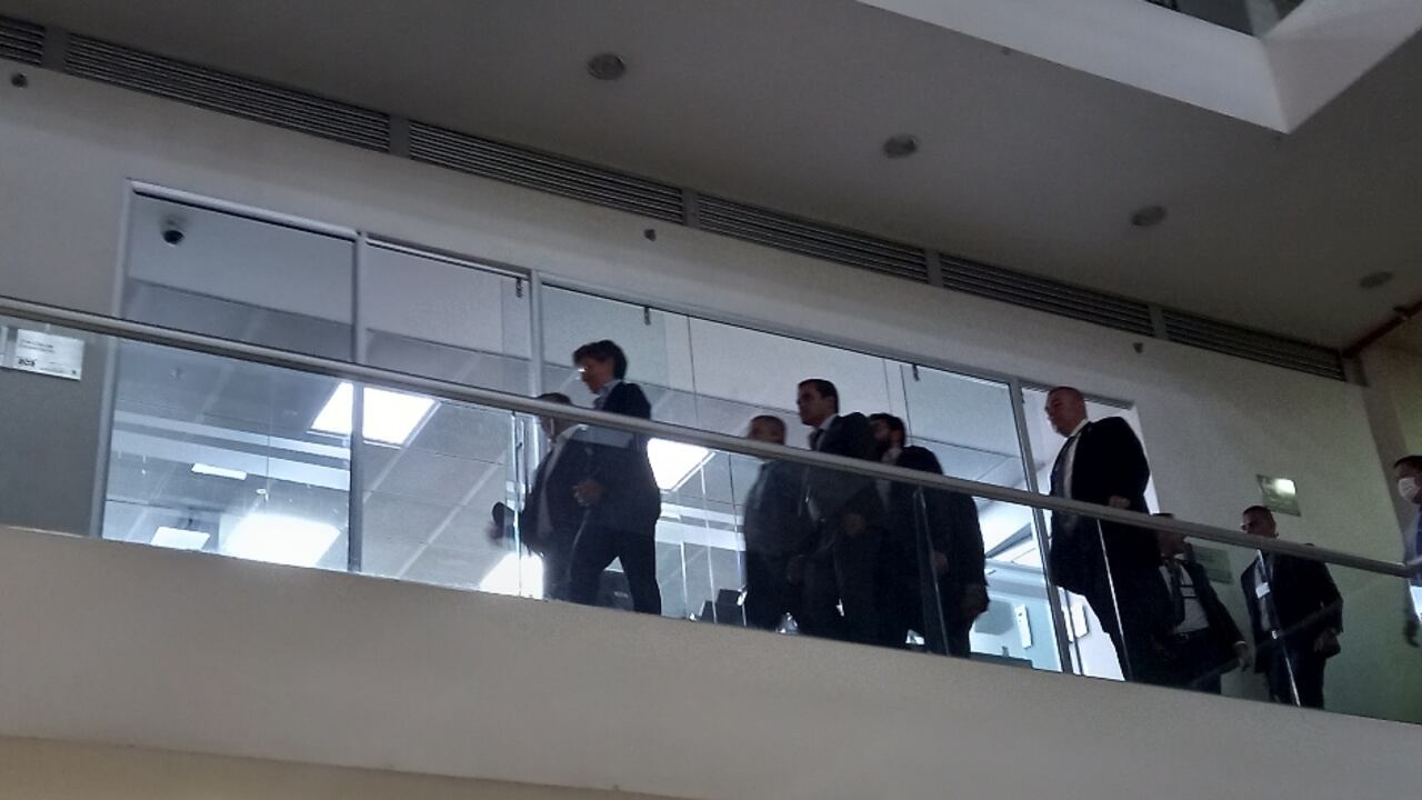 Alcaldesa Claudia López ingresando con el presidente Gustavo Petro al consejo de seguridad extraordinario en el Palacio de Liévano