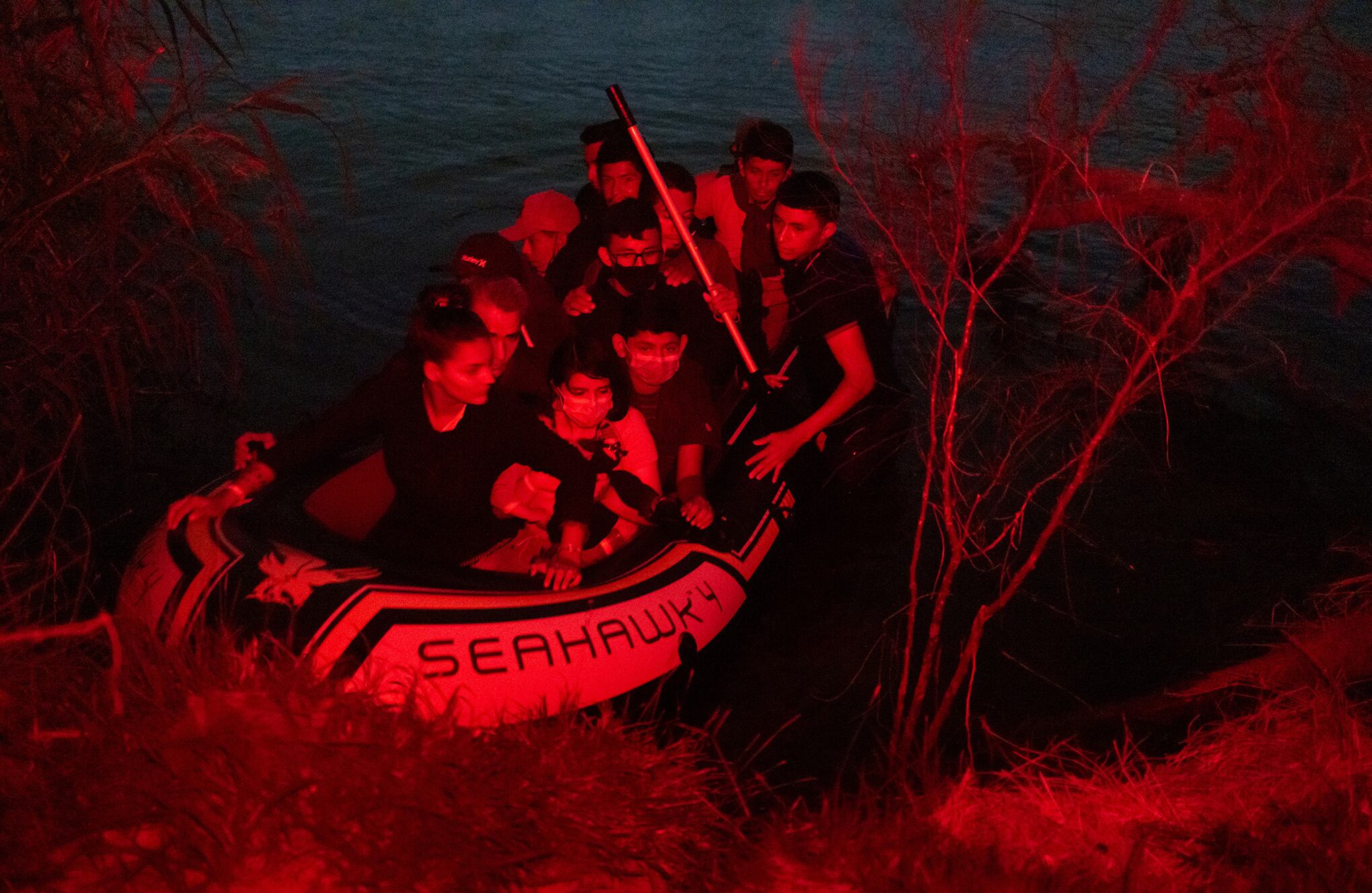 Migrantes cruzan Río Grande hacia EE.UU.