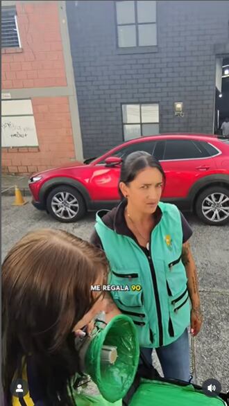 Camilo Cifuentes y Julián Pinilla ayudan a una mujer y su hija.