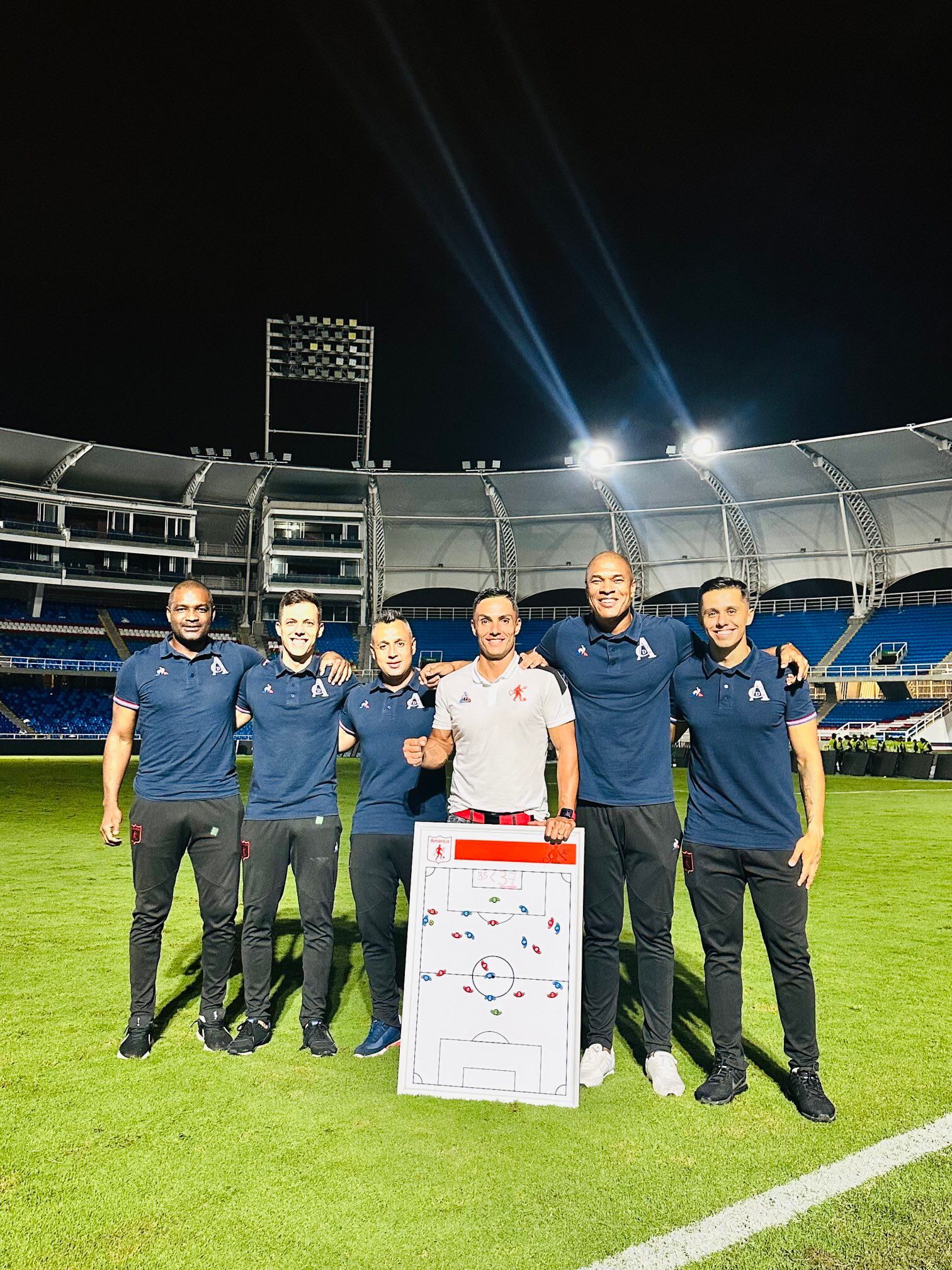 Lucas González y su grupo de trabajo tras el triunfo sobre Millonarios.