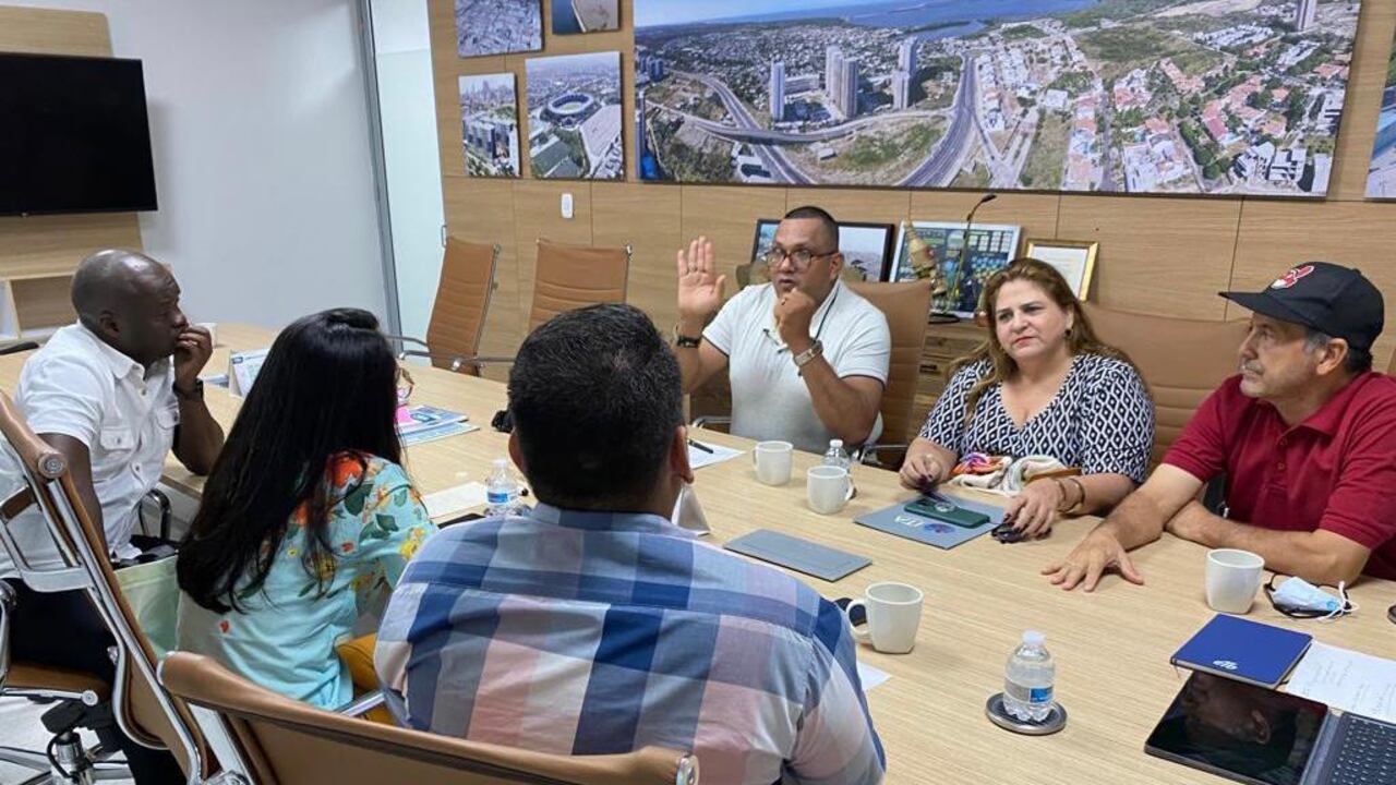 Distrito explicó a líderes de Caribe Verde el Proyecto que busca reubicar a damnificados por la ola invernal.