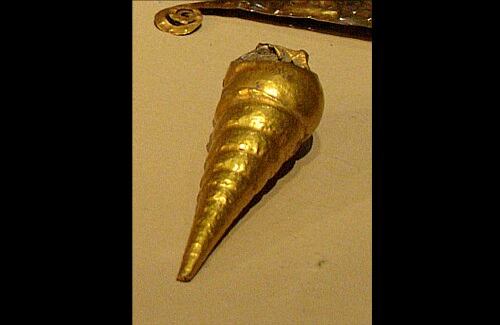 Caracol de la cultura Tairona. Pieza ornamental compuesta por una lámina de oro que cubre la concha del animal.
