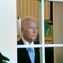 WASHINGTON, DC - 18 DE SEPTIEMBRE: El vicepresidente estadounidense Joe Biden observa durante una reunión bilateral entre el presidente Obama y el presidente Petro Poroshenko de Ucrania en la Oficina Oval de la Casa Blanca el 18 de septiembre de 2014 en Washington, DC. Los dos líderes sostuvieron una reunión bilateral para discutir un paquete de ayuda estratégica para Ucrania en su batalla contra los separatistas prorrusos. (Foto de Olivier Douliery-Pool/Getty Images)