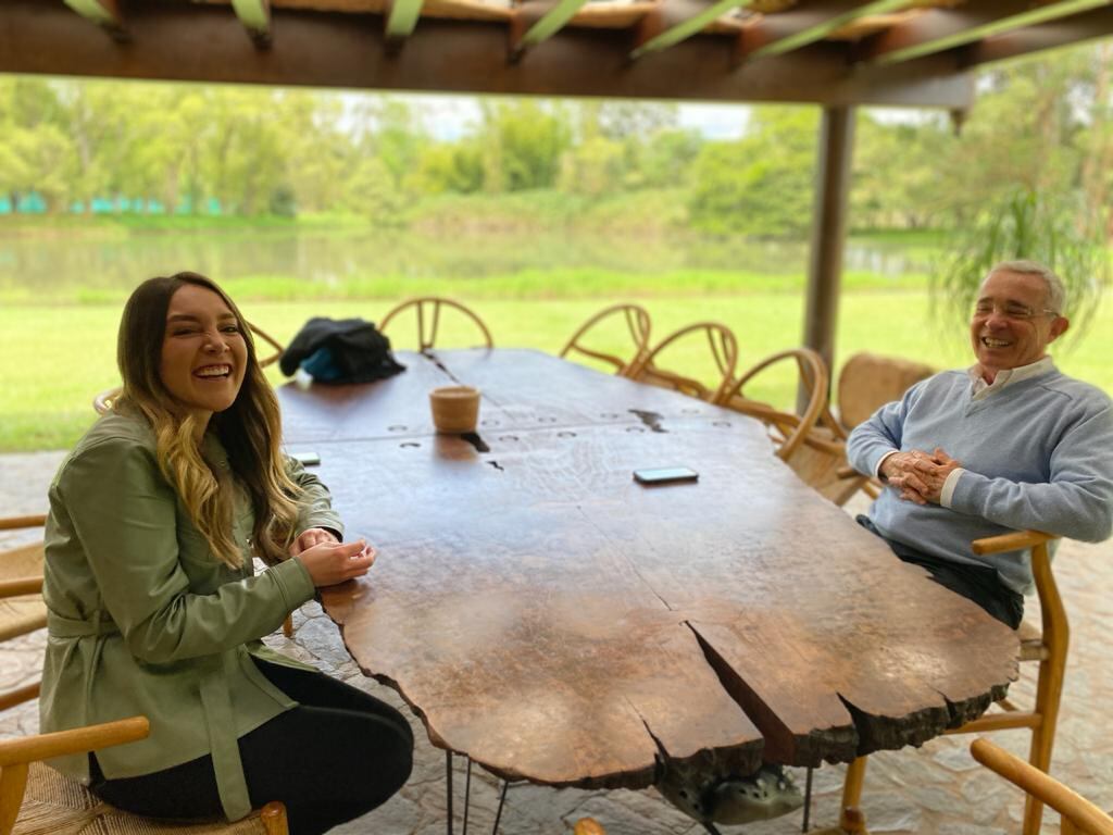 Laura Medina junto al expresidente Álvaro Uribe