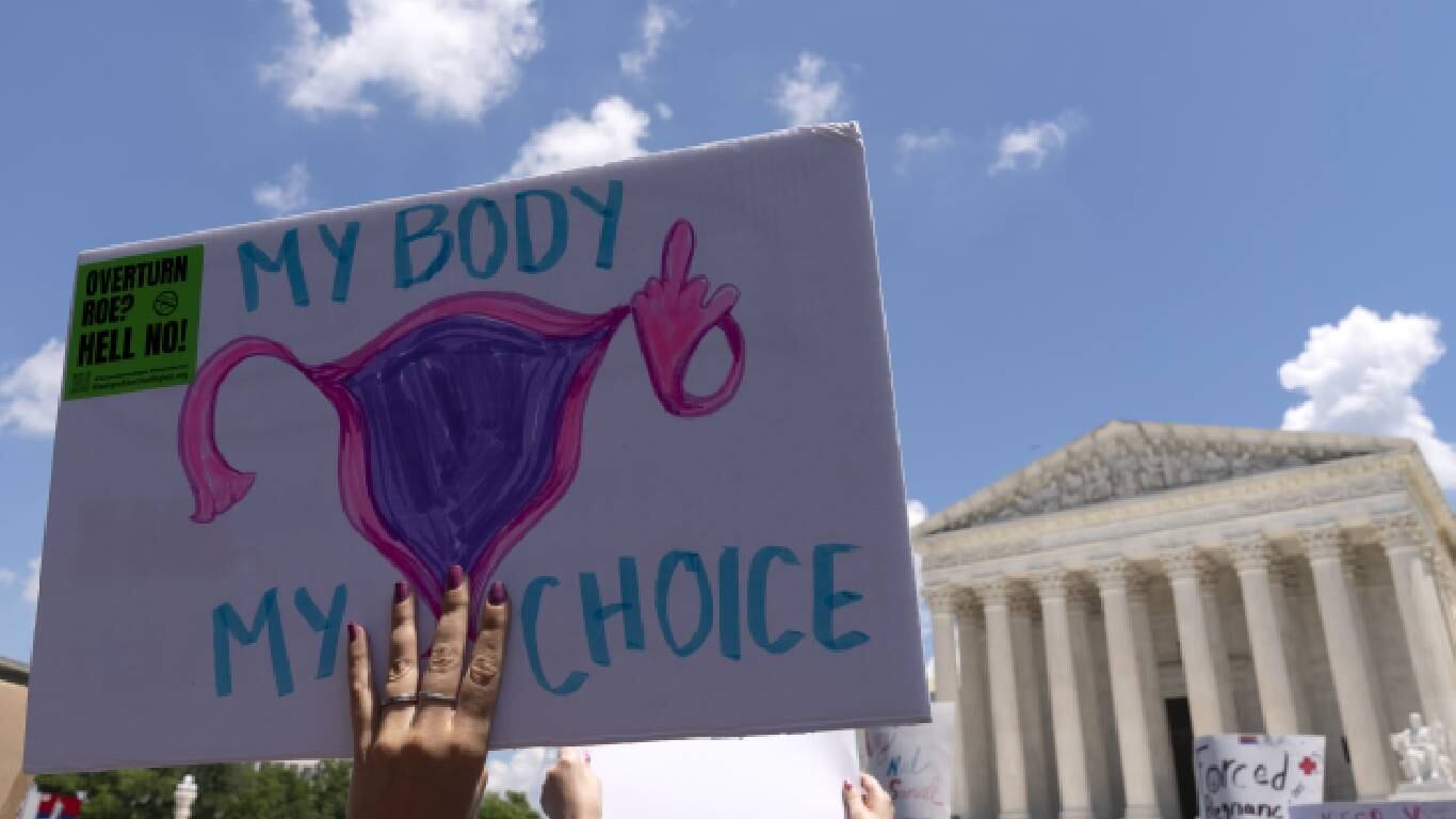Activistas por el derecho al aborto protestan delante de la Corte Suprema en Washington el 25 de junio del 2022. Foto: AP/ Jose Luis Magana.